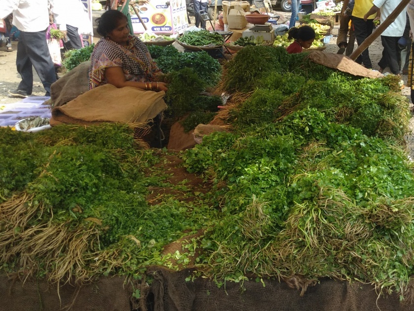  Kolhapur: The prices of turdal, gram and pulses declined, vegetable prices rose only | कोल्हापूर : तूरडाळ, हरभरा डाळीच्या दरात घसरण, भाजीपाला मात्र तेजीत