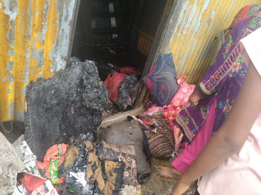 The huts on Dindori Road were burnt down | दिंडोरीरोडवर झोपड्या जळाल्या