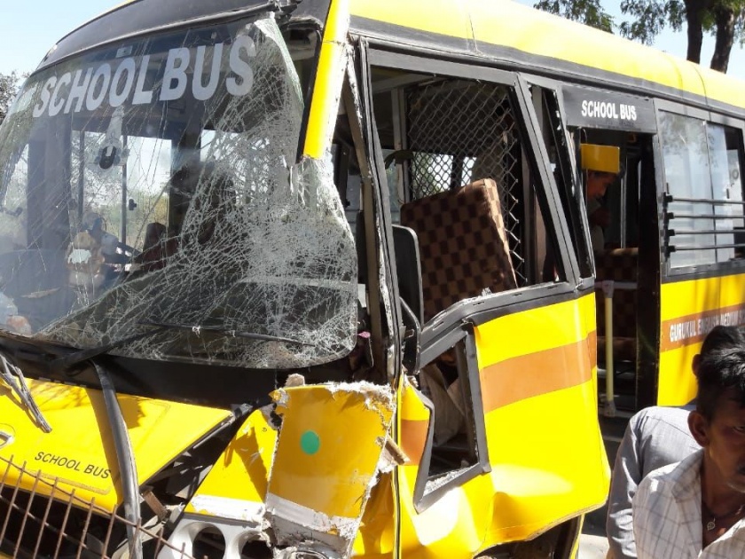 School bus hits truck; 40 students survived fortunately | स्कुल बस ट्रकवर आदळली; ४० विद्यार्थी सुदैवाने बचावले