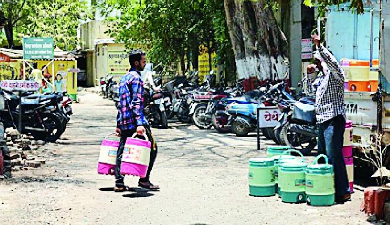 Zilla Parishad's thirst for buying water | जिल्हा परिषदेची विकतच्या पाण्यावर तहान