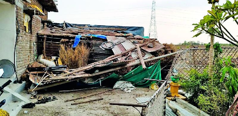 The roof of many houses in Ghuikhed blown up | घुईखेडमध्ये अनेकांच्या घरावरील छप्पर उडाले