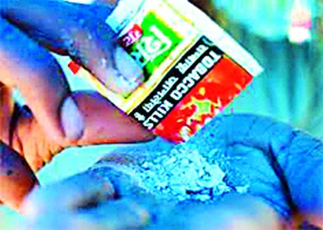 Consignment of liquor and gutkha from the college college bag | रेल्वेत कॉलेज बॅगमधून दारू अन् गुटख्याची खेप
