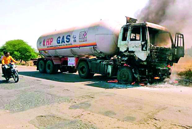 Fire in a cylindrical gas tanker | धावत्या गॅस टँकरच्या केबिनला आग