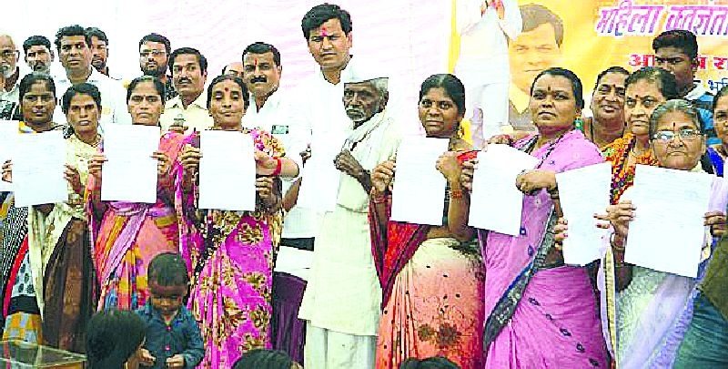 Maharashtra Election 2019 ; PR card to 780 family members by the efforts of Ravi Rana | Maharashtra Election 2019 ; रवि राणा यांच्या प्रयत्नातून ७८० कुटुंबीयांना पीआर कार्ड