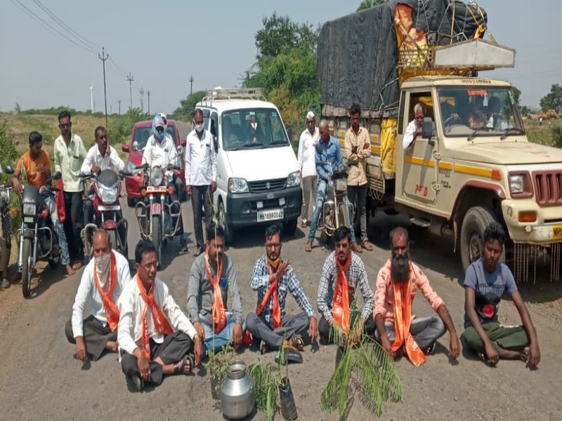 MNS agitates on Jaitane road in Dhule district by planting trees in pits | खड्डयांमध्ये झाड लावून मनसेतर्फे धुळे जिल्ह्यातील जैताणे रस्त्यावर आंदोलन
