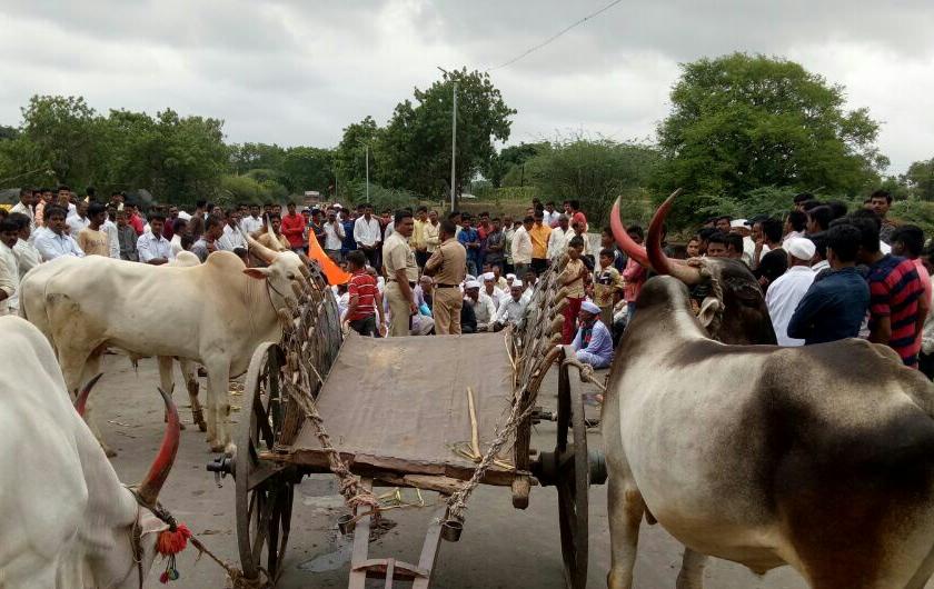  Two-hour clock movement with a bullock cart at Sakora | साकोरा येथे बैलगाडीसह दोन तास चक्का जाम आंदोलन