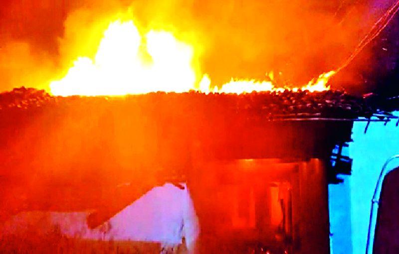 Four houses burnt to the ground | आगीत चार घरे जळून खाक