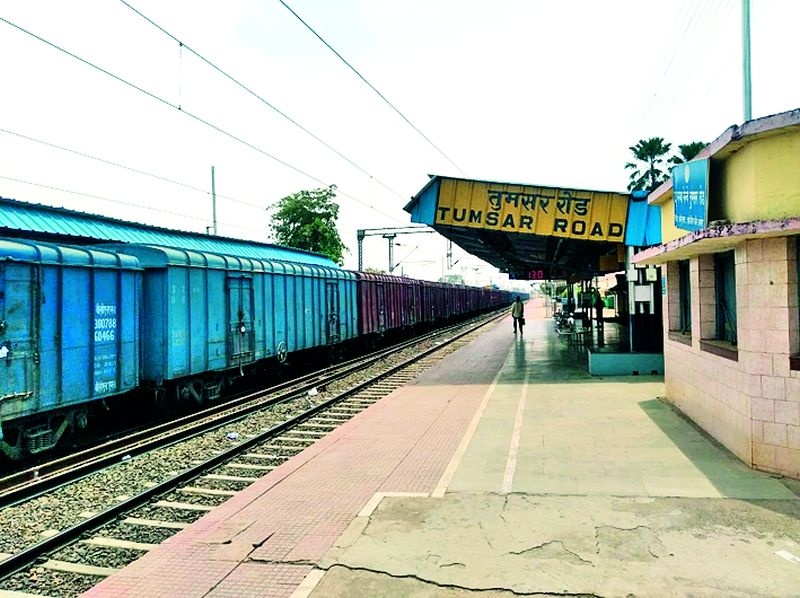 Passenger trains run empty on Mumbai-Howrah route | मुंबई-हावडा मार्गावर प्रवासी रेल्वे धावतात रिकाम्या