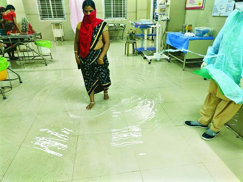 Buldana: Rain water infiltrated in District General Hospital | बुलडाणा: जिल्हा सामान्य रुग्णालयात शिरले पावसाचे पाणी; रुग्णांचे हाल