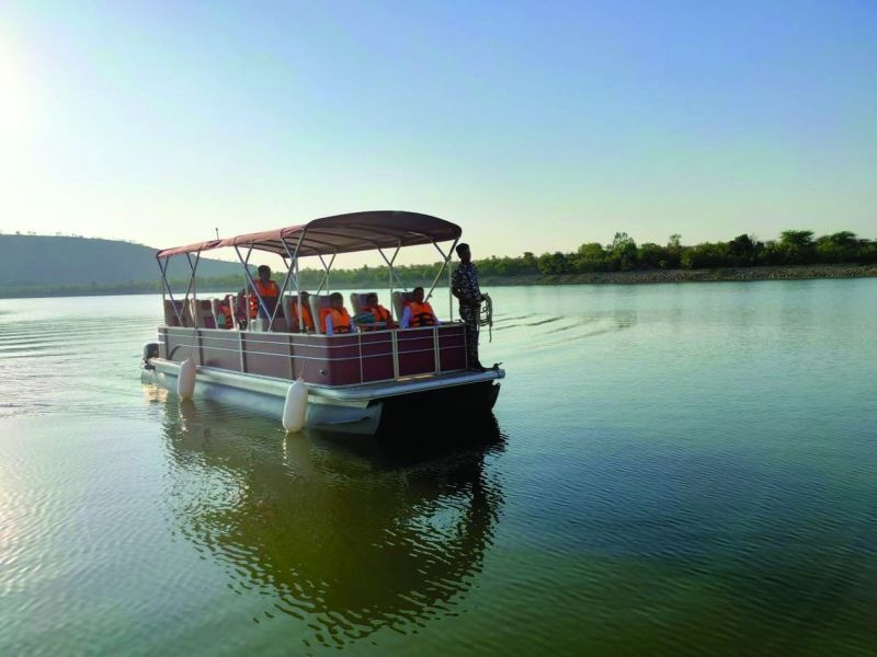 Boats in Paldhag Dam attract the attention of tourists | पलढग धरणातील बोटींनी वेधले पर्यटकांचे लक्ष