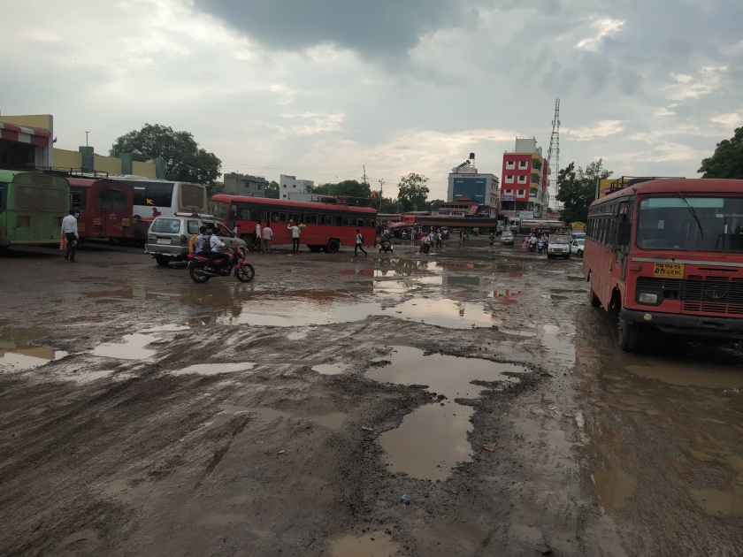 Road less potholes in bus station | बसस्थानकात रस्ता कमी खड्डे जास्त