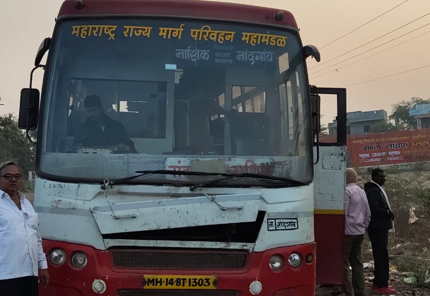   Nandgaon Nashik bus give shock | नांदगांव नाशिक बसला दे धक्का