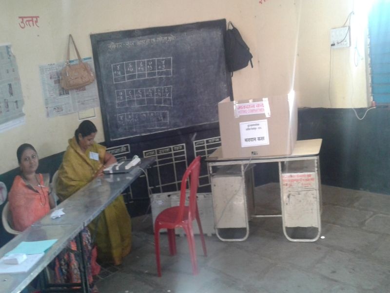 In Pimpri village, only outside the polling booth, the crowd rises | Dhule Municipal Election 2018 : पिंप्री गावात मतदान केंद्राबाहेर गर्दी मात्र  केंद्रात शुकशुकाट