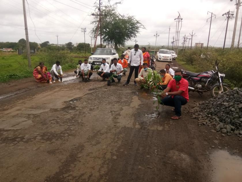 Tree planting in the road on behalf of Shiv Sena | शिवसेनाच्यावतीने रस्त्यात वृक्षारोपण