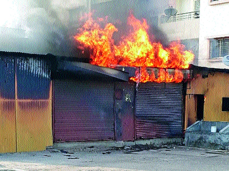 Fire at shops on canalorod | कॅनॉलरोडवरील दुकानांना आग
