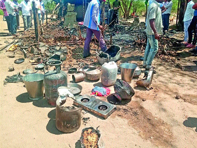 Satyagaon fire hut in the fire | सत्यगावला आगीत झोपड्या भस्मसात