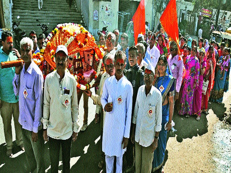 Gajanan Maharaj Pakkhchi procession on Godaghat on Gangagatta | गंगाघाटावरील गोदाघाटावर गजानन महाराज पालखी मिरवणूक