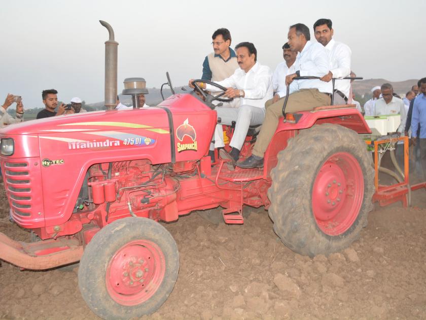 Allocation of seeds and fertilizers to the crusher, Guardian Minister's presence: The scheme started at Gangavadi | गाळपेऱ्यासाठी बियाणे, खतांचे वाटप पालकमंत्र्यांची उपस्थिती : गंगावºहे येथे योजनेला प्रारंभ