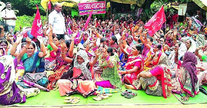 Due to aggravating movement of angry Anganwadi women in front of ZP | संतप्त अंगणवाडी महिलांचे जि.प.समोर धरणे आंदोलन