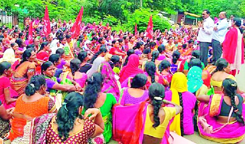 Anganwadi workers hit Zilla Parishad | अंगणवाडी कर्मचाऱ्यांची जिल्हा परिषदेवर धडक