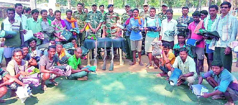 Dhuleapalli people again collected three gunas | धुळेपल्लीवासीयांनी पुन्हा जमा केल्या तीन बंदुका