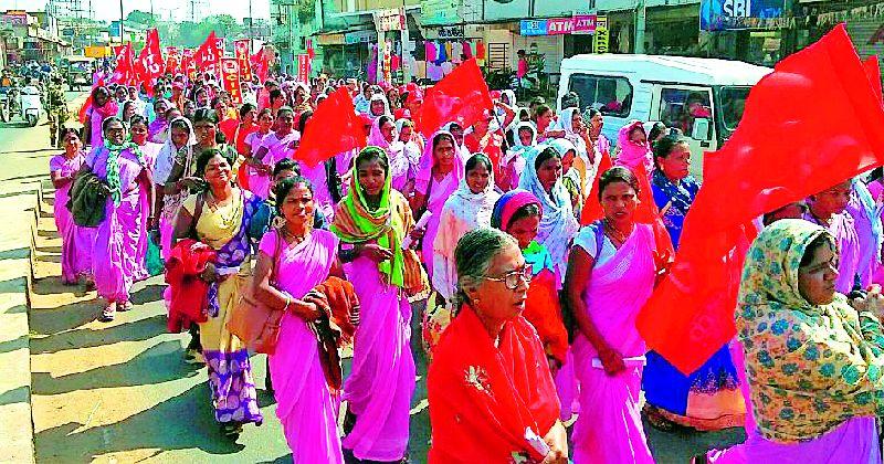 The unorganized workers' strike was hit by the District Council | असंघटित कामगारांचा मोर्चा जिल्हा कचेरीवर धडकला