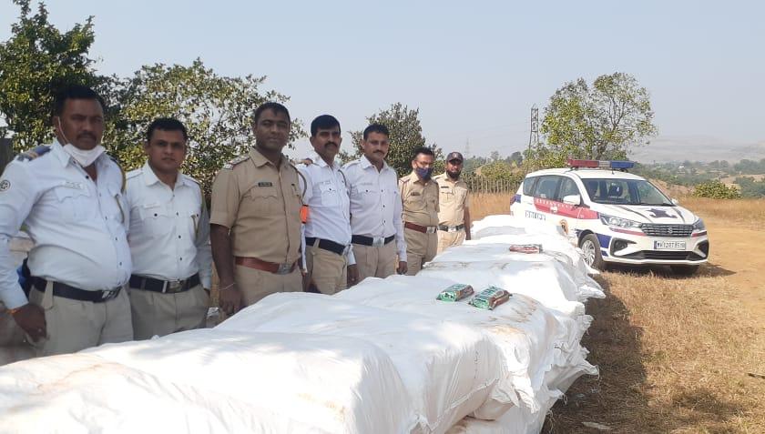 Gutka worth Rs 30 lakh seized from Highway Police Station | महामार्ग पोलीस केंद्राकडून ३० लाखांचा गुटखा जप्त