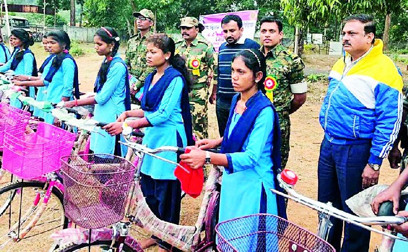 Distribution of bicycles to students of Naxal affected areas | नक्षलग्रस्त भागातील विद्यार्थिनींना सायकलचे वाटप