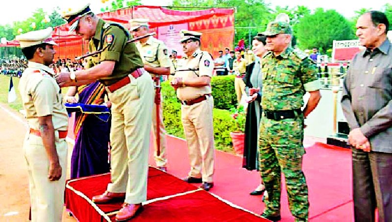 108 policemen deliver special services medal | १०८ पोलिसांना विशेष सेवा पदक वितरीत