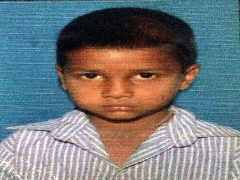 A 10-year-old girl died in a fungus trapped on the electricity tank in Phule Nagar area of ​​Panchavati | पंचवटीमधील फुलेनगर परिसरात वीजतारांवर अडकलेली पतंग काढताना दहा वर्षांच्या चिमुरडा मृत्यूमुखी