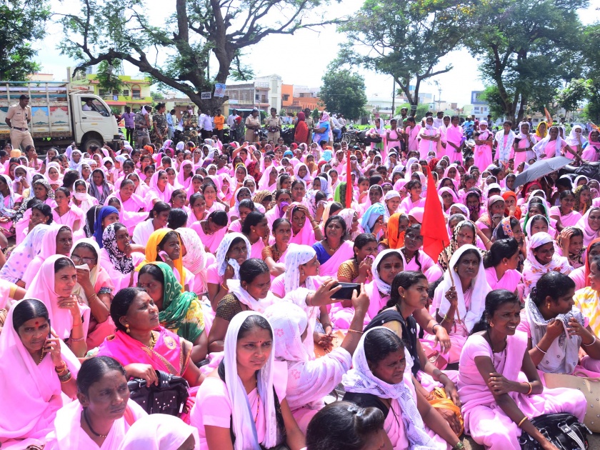 Hingoli district office complex surrounded by protests | आंदोलनांनी गजबजला हिंगोली जिल्हा कचेरी परिसर