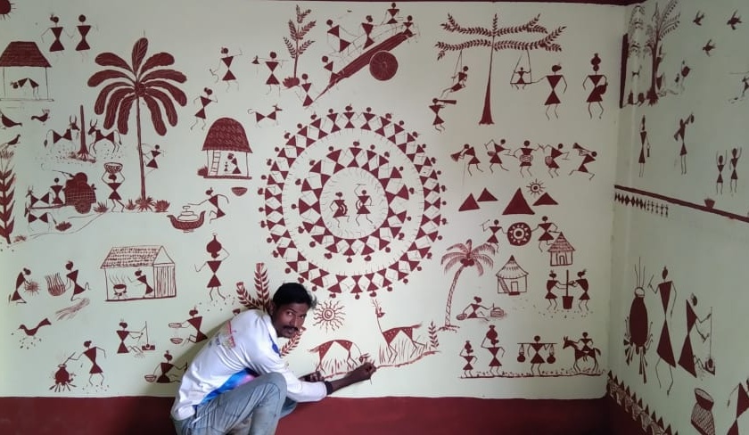 Warli culture paintings on the walls of Samaj Mandir | समाज मंदिराच्या भिंतीवर रेखाटली वारली संस्कृती चित्रे