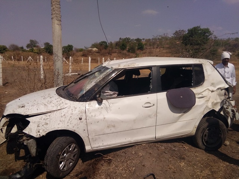 Accident on Nagar-Aurangabad Highway: One woman killed and four injured | नगर-औरंगाबाद हायवेवर अपघात : एक महिला ठार, चार जखमी