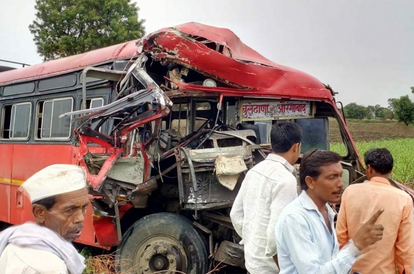 12 injured in bus-tanker crash | बस-टँकर अपघातात १२ जखमी