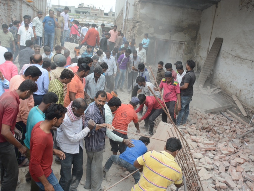 The wall of the old godown collapsed and killed two people | जुन्या गोदामाची भिंत कोसळून दोन जण ठार