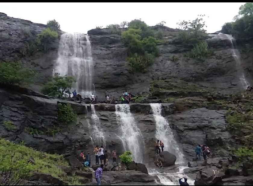 Pahadeshwar waterfall is becoming a tourist attraction | पहाडेश्वर धबधबा ठरतोय पर्यटकांचे आकर्षण