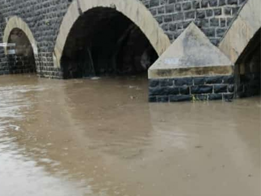The Ojharkhed canal burst due to rains | पावसाने ओझरखेड कालवा फुटला