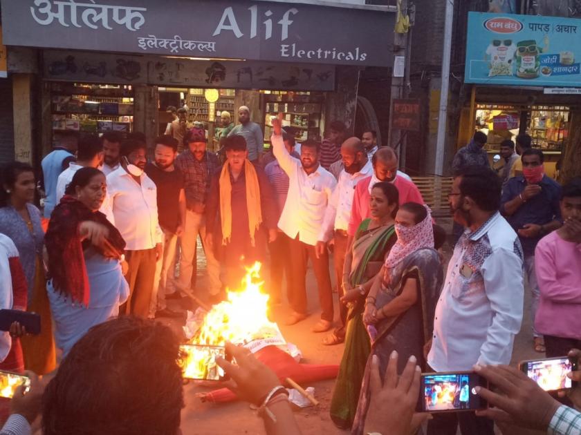 Burning of the symbolic statue of Manmadala Kangana | मनमाडला कंगनाच्या प्रतीकात्मक पुतळ्याचे दहन