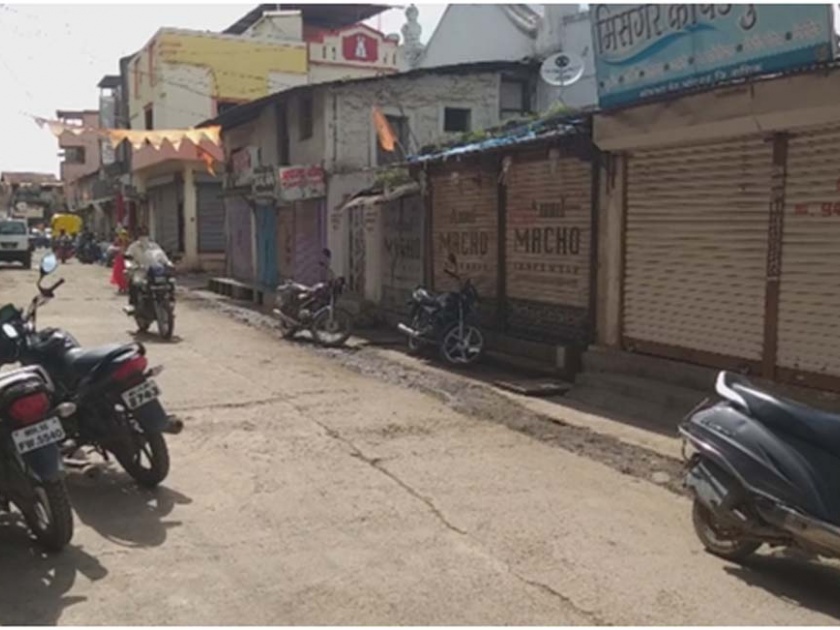 Chandwad ordered to close shops | चांदवडला दुकाने बंद करण्याच्या आदेशाने सभ्रंम