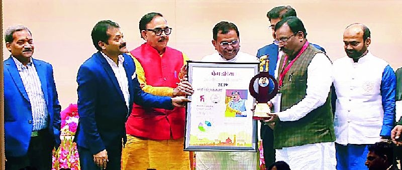 Sudhir Mungantiwar honored with the Best Minister's Award | सुधीर मुनगंटीवार सर्वश्रेष्ठ मंत्री पुरस्काराने सन्मानित