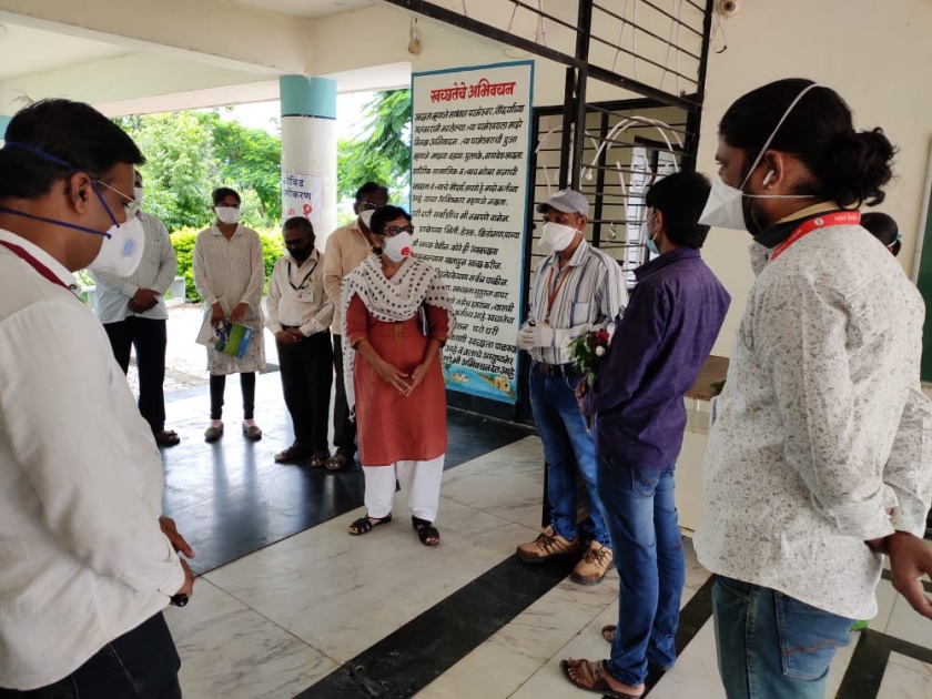 Director of Health visits Kovid Center at Babhulgaon | बाभुळगाव येथील कोविड सेंटरला आरोग्य संचालकांची भेट