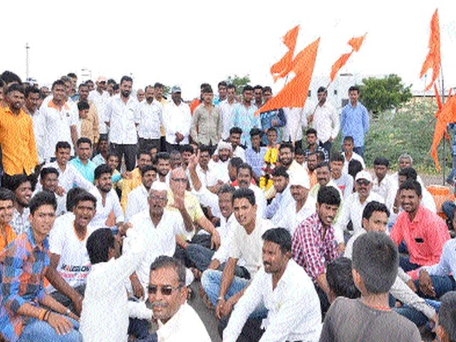 Thandiya agitation on Nandgaon Chaufuli | नांदगाव चौफुलीवर ठिय्या आंदोलन