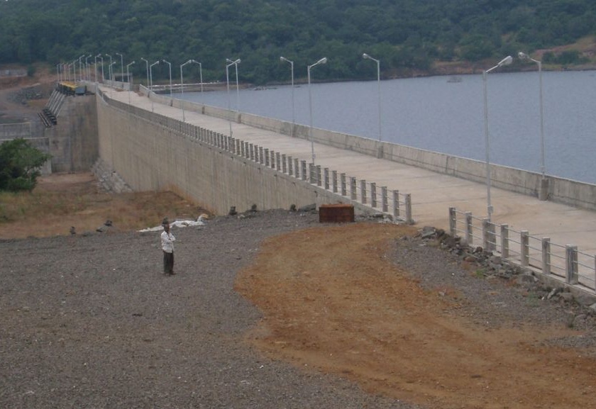 Nilwande dam is 50 per cent full and reservoir is 34 per cent full | निळवंडे धरण भरले ५० टक्के, भंडारदरा ३४ टक्के भरले 