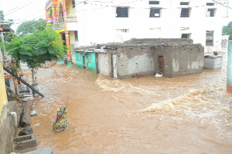 Rainfall in 4 talukas of Khandesh | खान्देशातील १४ तालुक्यांमध्ये अतिवृष्टी