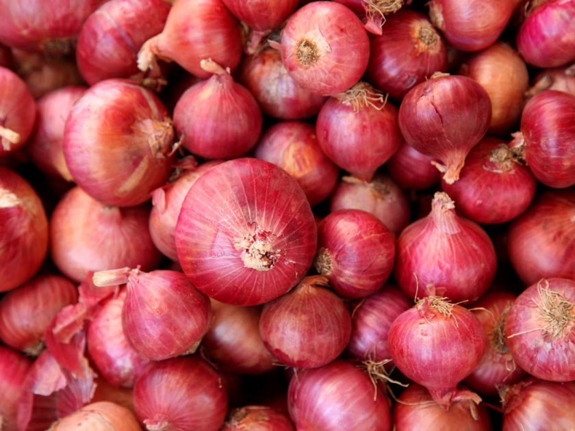 The arrival of onions in the Umrane market committee declined | उमराणे बाजार समितीत कांद्याची आवक घटली