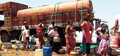 Parbhani: 9 4 tankers supply water to the mouth of the monsoon | पारभणी : पावसाळ्याच्या तोंडावर ९४ टँकरने पाणीपुरवठा