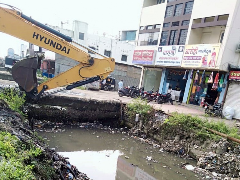 Parbhani: Spraying and cleaning of drains | परभणी : फवारणीबरोबरच नाल्यांची सफाई
