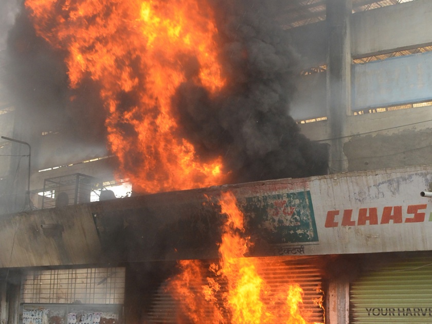 Parbhani: Shorts circuit burns car in sack | परभणी : शॉर्टसर्किटने बोरीत कार जळून खाक
