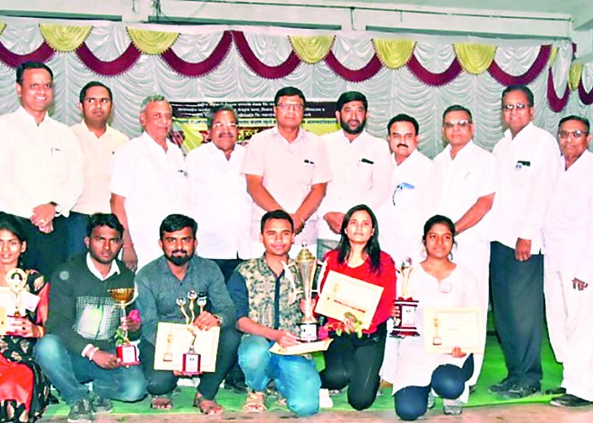 Pune-Malegaon First in Chalisgaon Oratory Competition | चाळीसगावच्या वक्तृत्व स्पर्धेत पुणे-मालेगाव प्रथम