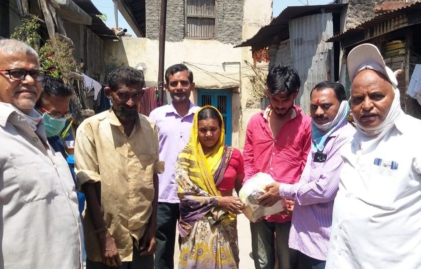 BJP leader Ghanshyam Agarwal distributes one month's groceries to 3 families in Nashik community | भाजप नेते घनश्याम अग्रवाल यांच्याकडून नाभिक समाजातील २५ कुटुंंबाना एक महिन्याचा किराणा वाटप